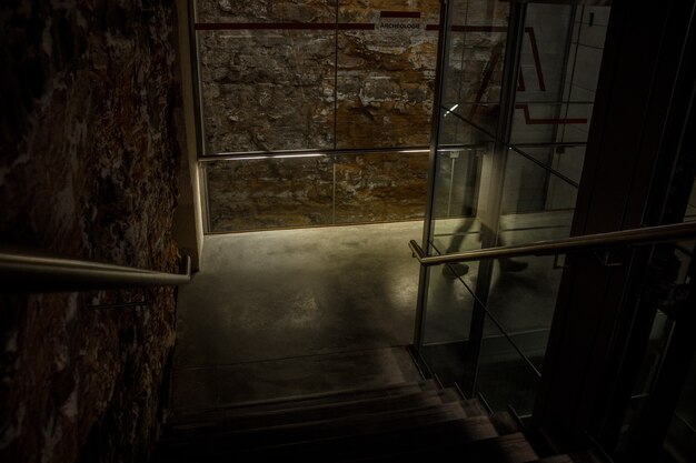 Photo gratuite intérieur du bâtiment avec escaliers