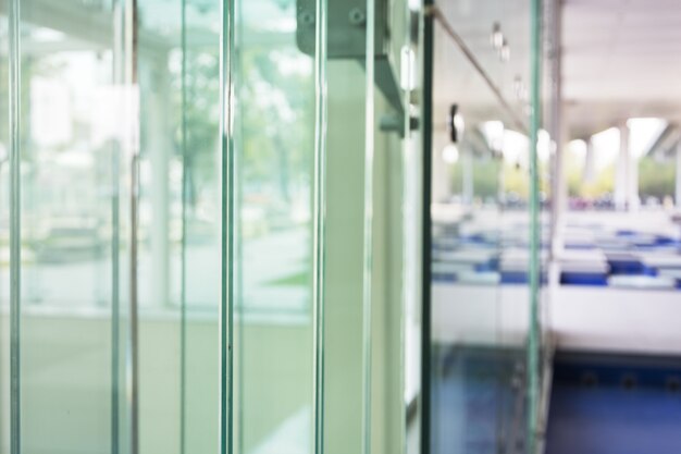 L&#39;intérieur du bâtiment de verre avec fond flou