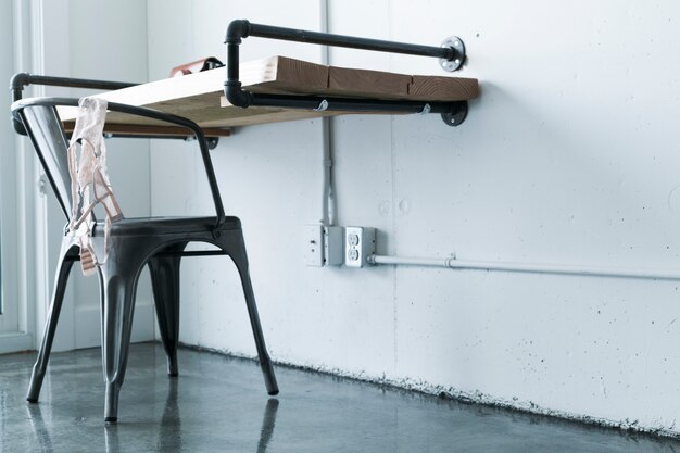 Intérieur du bureau féminin à la maison