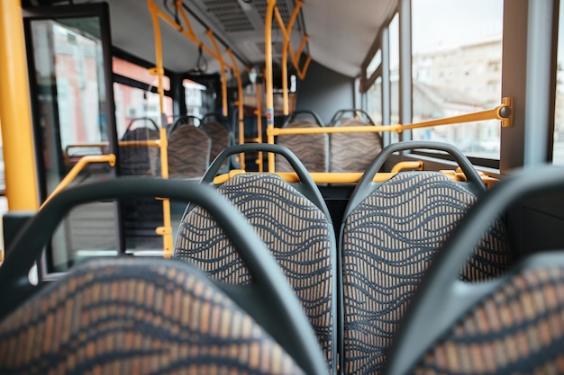 Intérieur du bus de la ville sans personne pendant l'épidémie mondiale de coronavirus