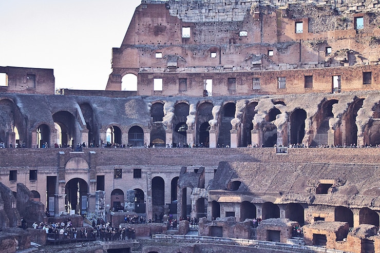 Photo gratuit a l&#39;intérieur du colisée de rome