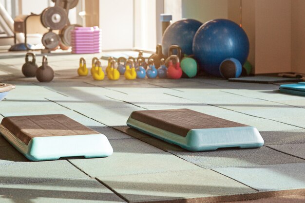 Intérieur du gymnase de rééducation, avec équipement: balles, tapis, marches