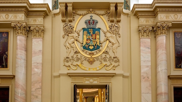 Intérieur du Musée National d'Art de Bucarest Roumanie détails dorés peinture en marbre