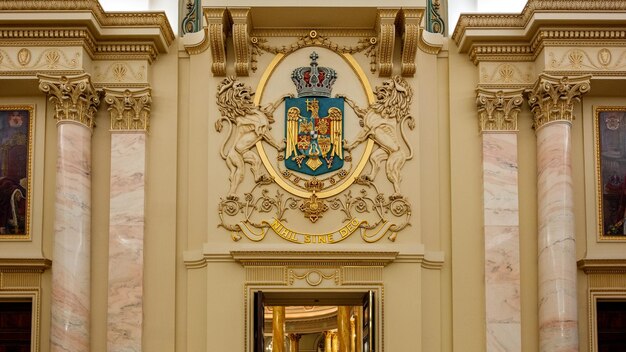 Intérieur du Musée National d'Art de Bucarest Roumanie détails dorés peinture en marbre