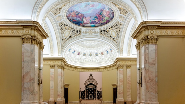 Intérieur du Musée National d'Art de Bucarest Roumanie détails dorés peinture en marbre