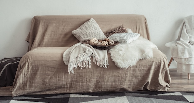 Photo gratuite intérieur du salon avec un canapé et des objets de décoration