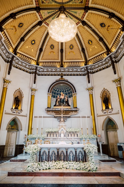 à l&#39;intérieur de l&#39;église avec un beau plafond en Thaïlande
