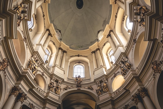 L'intérieur de l'église avec moulure dorée vue intérieure