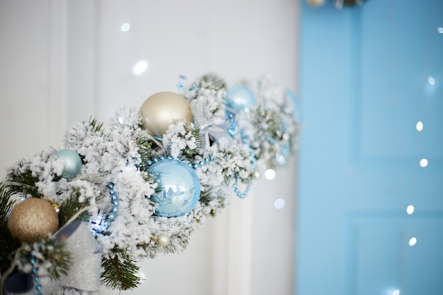 Intérieur élégant du nouvel an dans le salon avec sapin de noël, cadeaux et décorations bleues. fêter noël.