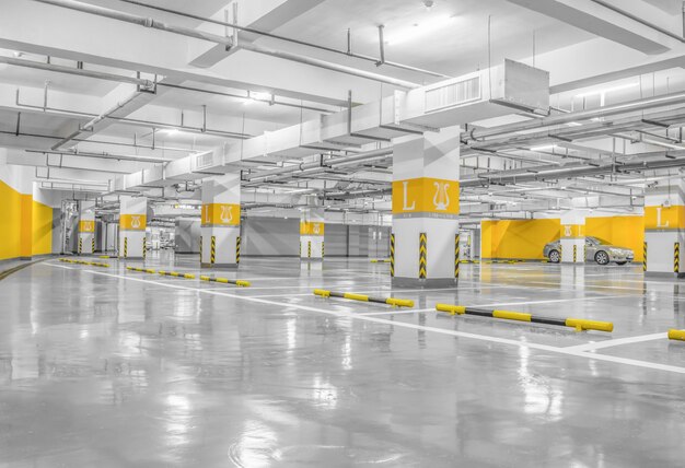 intérieur espace de parking vide la nuit