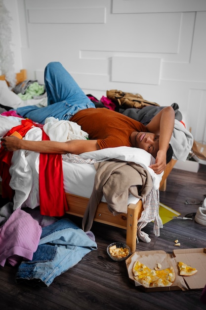 L'intérieur est en désordre, plein de vêtements.