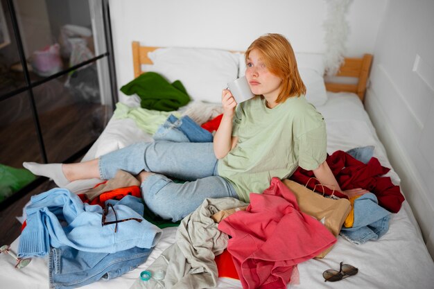 L'intérieur est en désordre, plein de vêtements.