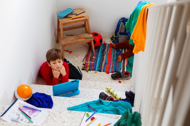 L'intérieur est en désordre, plein de vêtements.