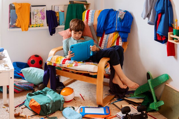 L'intérieur est en désordre, plein de vêtements.