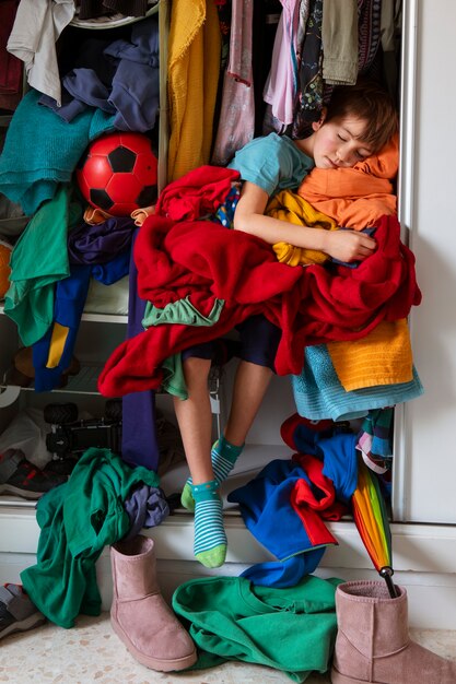 L'intérieur est en désordre, plein de vêtements.