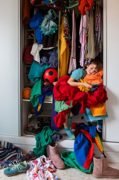 L'intérieur est en désordre, plein de vêtements.