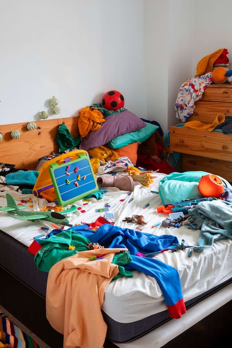 Photo gratuit l'intérieur est en désordre, plein de vêtements.