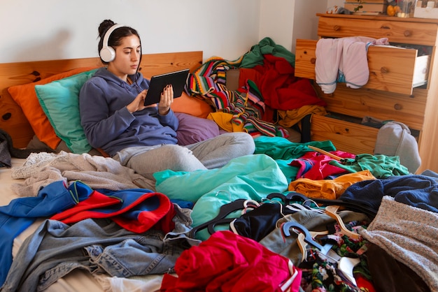 L'intérieur est en désordre, plein de vêtements.