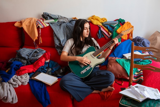 L'intérieur est en désordre, plein de vêtements.