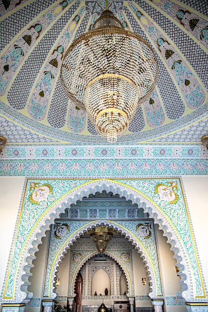 L'intérieur est de style islamique traditionnel avec un grand lustre et de nombreux détails et ornements