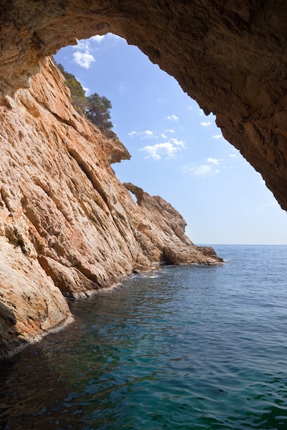 Photo gratuite À l'intérieur de la grotte dans la falaise