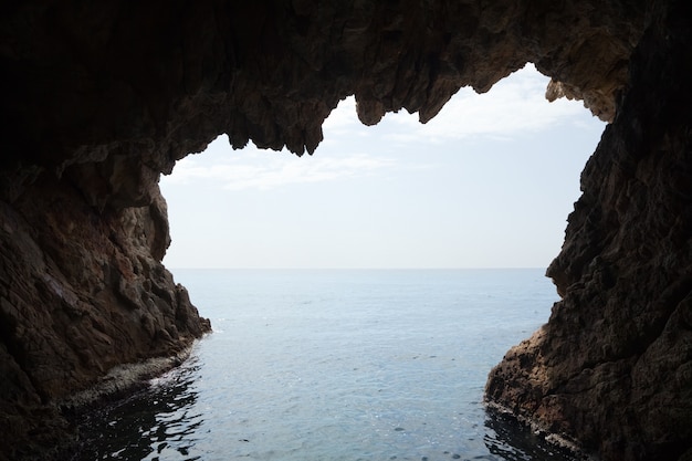 À l&#39;intérieur de la grotte dans la falaise