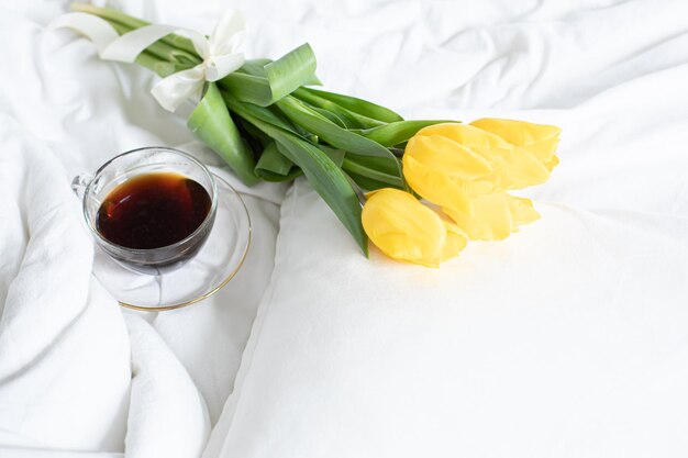 Intérieur de la maison avec un bouquet frais de tulipes