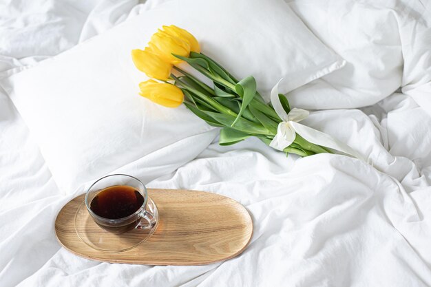 Intérieur de la maison avec un bouquet frais de tulipes