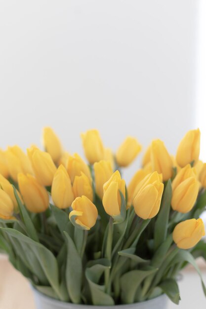 Intérieur de la maison avec un bouquet frais de tulipes