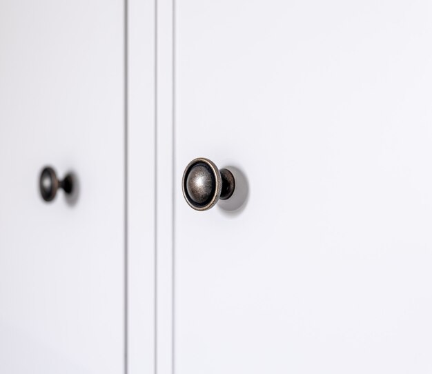 Intérieur d'une maison d'habitation moderne : détail des poignées de porte de tiroir de cuisine noir.