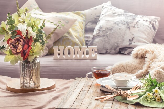 Photo gratuite intérieur de nature morte avec des objets de décoration dans le salon