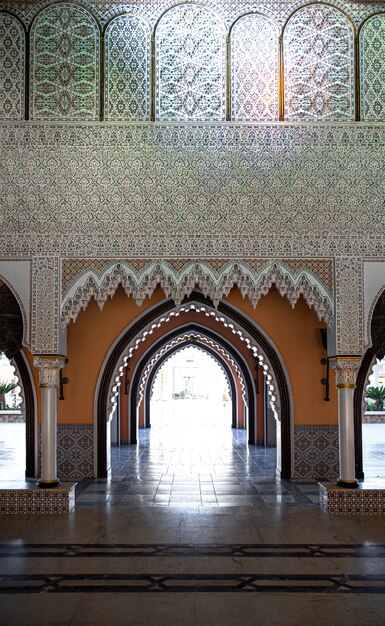 L'intérieur de la pièce est dans un style oriental traditionnel avec de nombreux détails