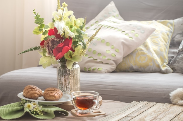 Intérieur de printemps confortable et confortable dans le salon