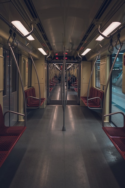 Photo gratuite À l'intérieur d'une rame de métro vide