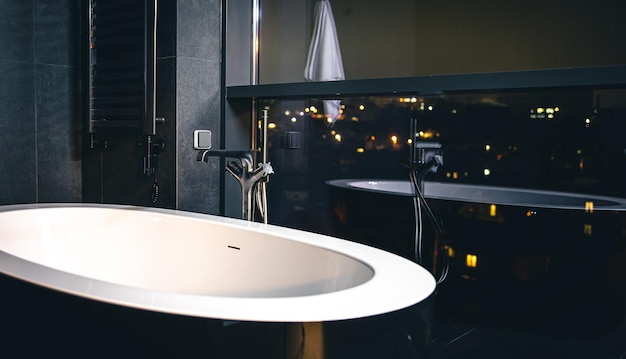 Intérieur d'une salle de bain moderne avec une fenêtre donnant sur la ville