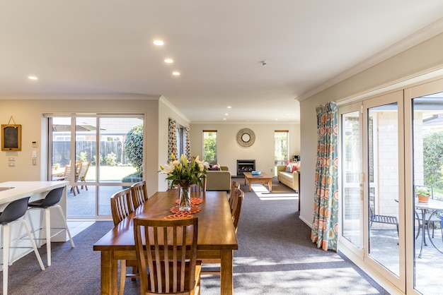 Photo gratuite intérieur avec une salle à manger d'offre d'une maison privée moderne