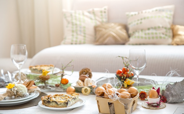 L'intérieur de la salle avec une table de fête de Pâques.