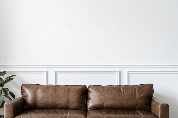 Intérieur de salon de style industriel moderne de luxe avec canapé en cuir et plante d'intérieur