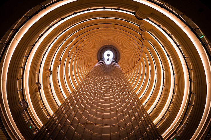 Photo gratuit intérieur de la tour jin mao à la recherche depuis le hall de l'hôtel grand hyatt, shanghai, chine