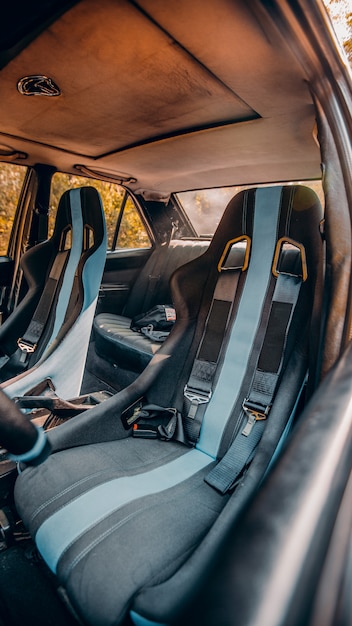 Photo gratuite intérieur d'une voiture avec des sièges à rayures bleues