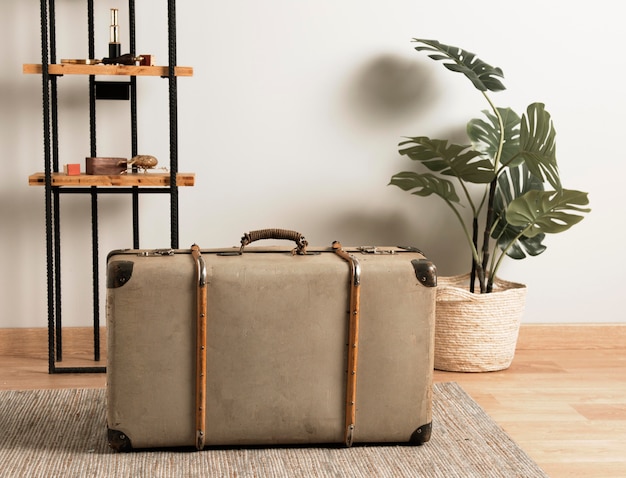 Intérieur vue de face avec valise rétro