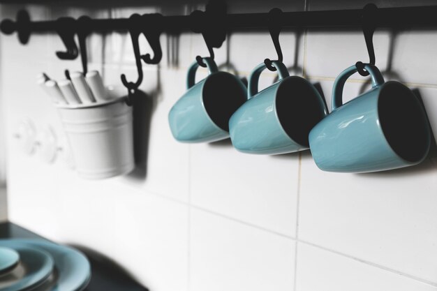 Intérieurs : joli mur dans la cuisine avec quelques tasses bleues d'affilée