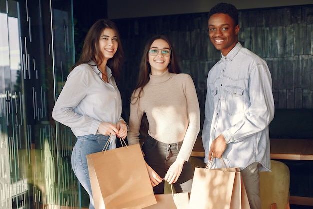 Internationals personnes debout dans un café