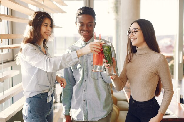 Internationals personnes debout dans un café