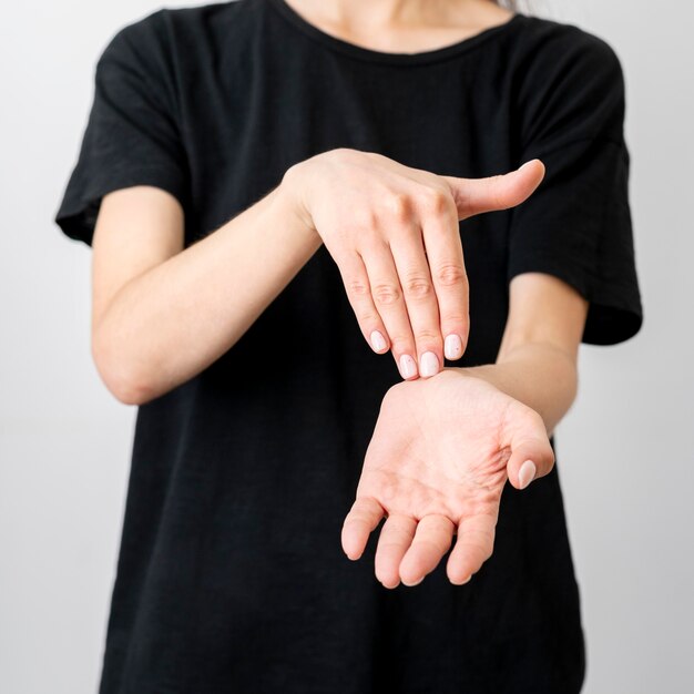 Interprète en gros plan communiquant par la langue des signes