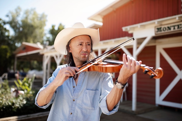 Interprète de musique country en chantant à l'extérieur