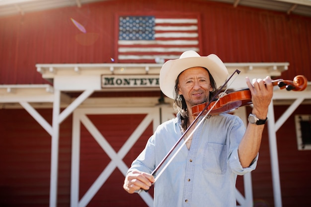 Photo gratuite interprète de musique country en chantant à l'extérieur