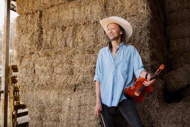 Photo gratuite interprète de musique country en chantant à l'extérieur