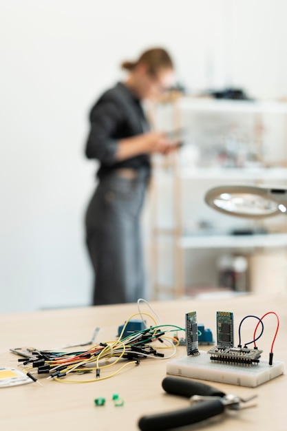 Photo gratuite inventeur féminin travaillant à une nouvelle création