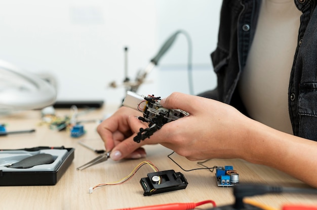 Inventeur féminin travaillant à une nouvelle création